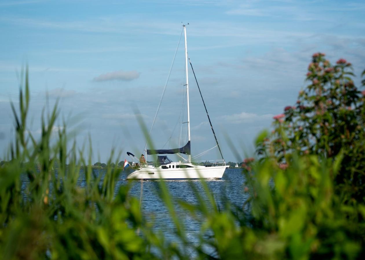 Welcome In - Houseboat 'Elysium' Met Eigen Aanlegsteiger Sneek - Offingawier Kültér fotó