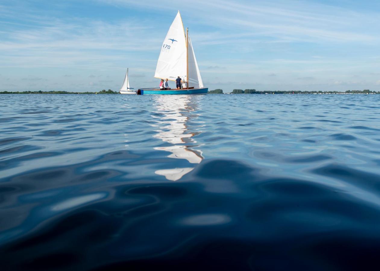 Welcome In - Houseboat 'Elysium' Met Eigen Aanlegsteiger Sneek - Offingawier Kültér fotó