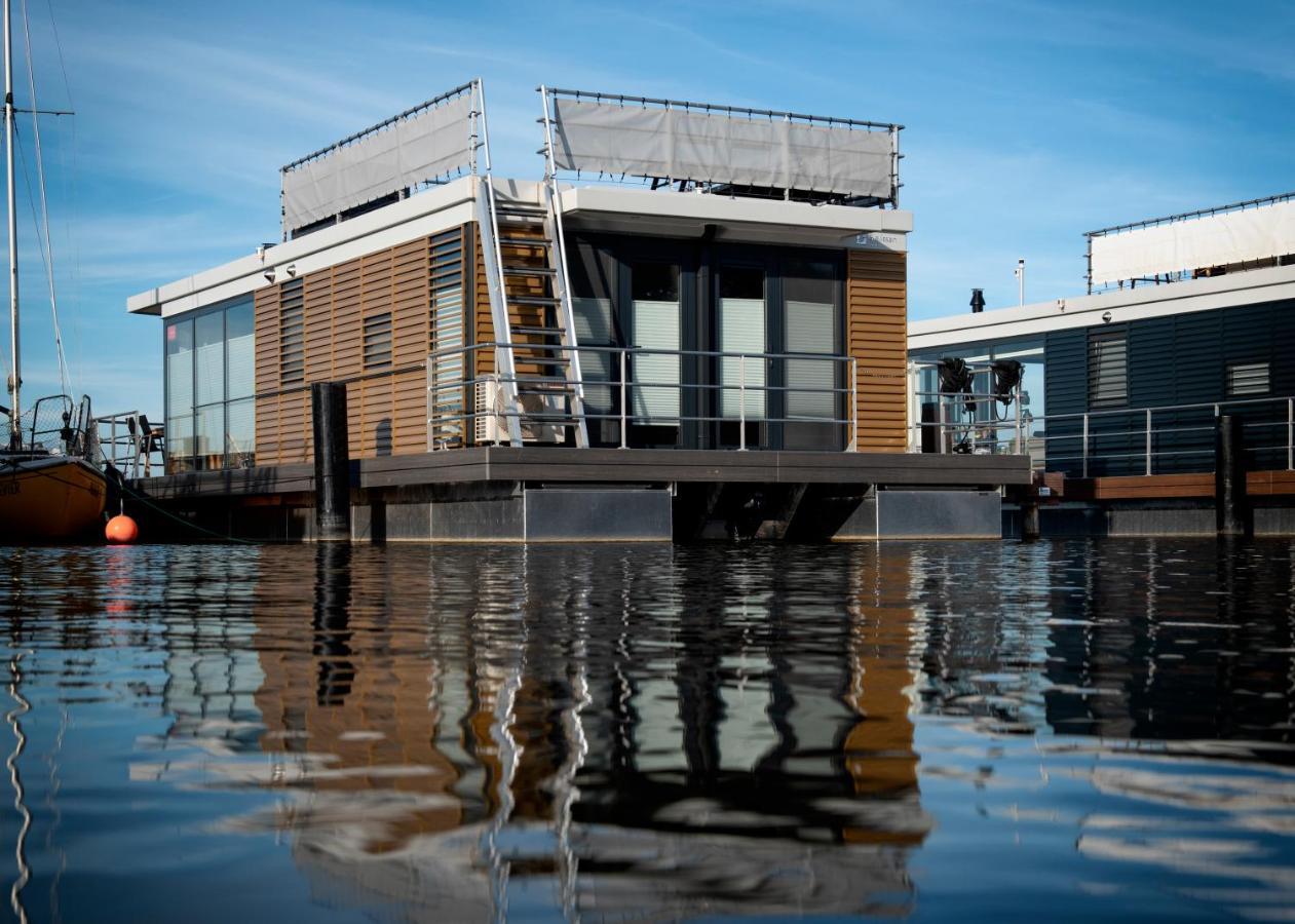 Welcome In - Houseboat 'Elysium' Met Eigen Aanlegsteiger Sneek - Offingawier Kültér fotó