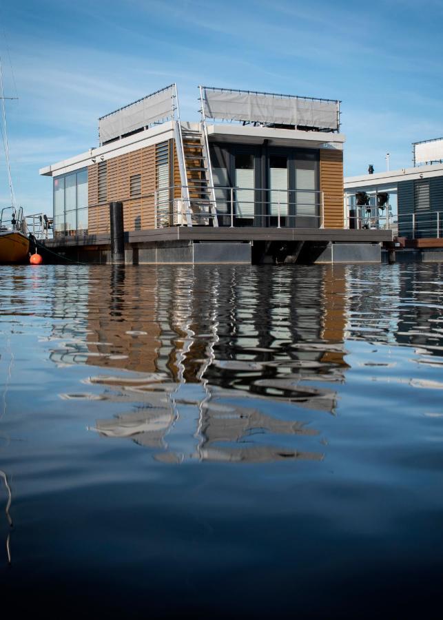 Welcome In - Houseboat 'Elysium' Met Eigen Aanlegsteiger Sneek - Offingawier Kültér fotó