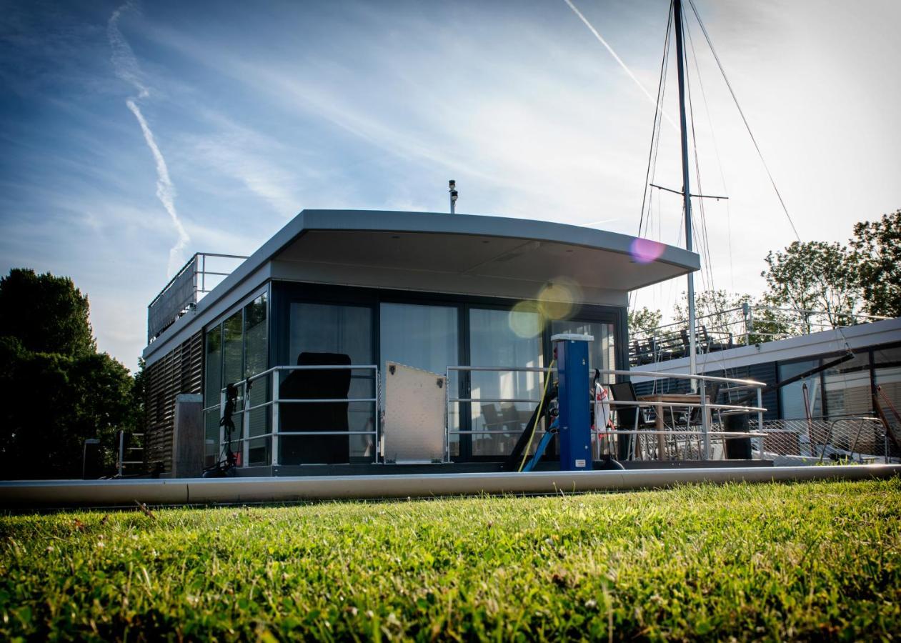 Welcome In - Houseboat 'Elysium' Met Eigen Aanlegsteiger Sneek - Offingawier Kültér fotó