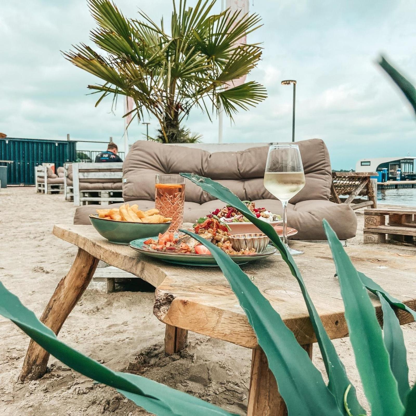 Welcome In - Houseboat 'Elysium' Met Eigen Aanlegsteiger Sneek - Offingawier Kültér fotó