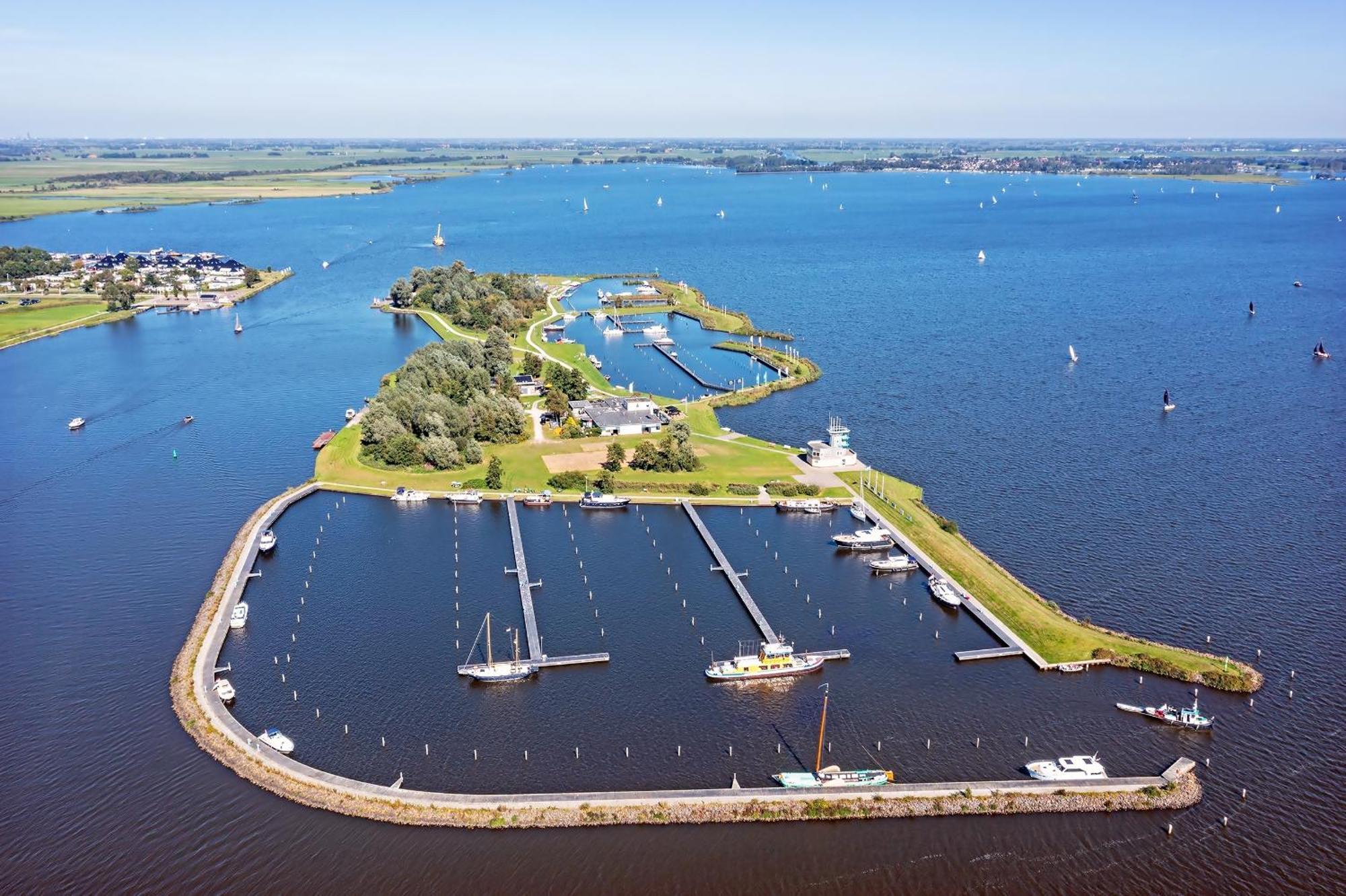 Welcome In - Houseboat 'Elysium' Met Eigen Aanlegsteiger Sneek - Offingawier Kültér fotó